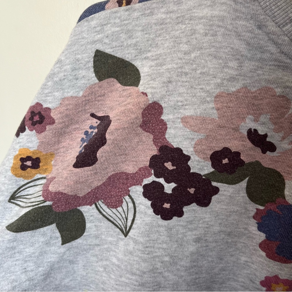3/$40 ladies size XL Reitmans Cropped Sweatshirt Grey with All Over Floral Print - Picture 2 of 7